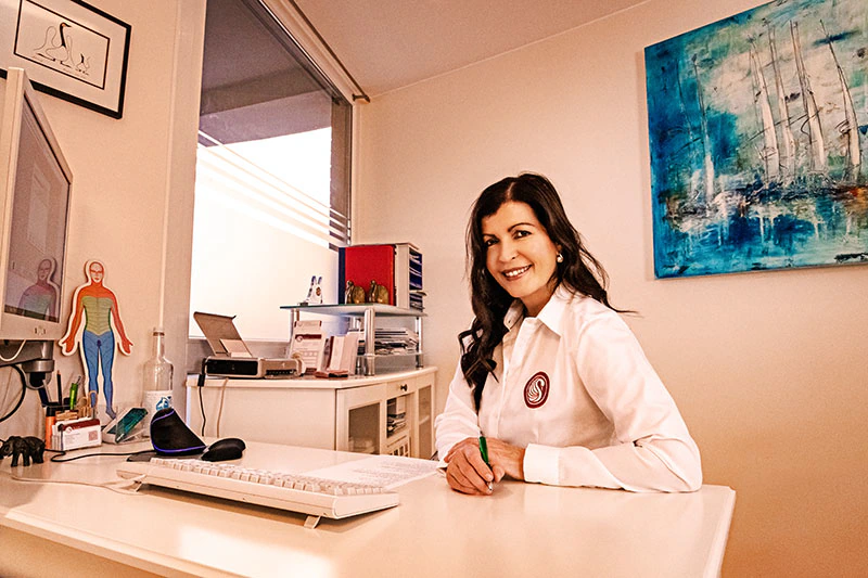 Hautärztliche Untersuchung in moderner dermatologischer Praxis